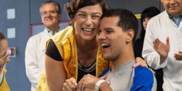 BLIA e Embaixada da Paz doam cadeiras de rodas a pacientes