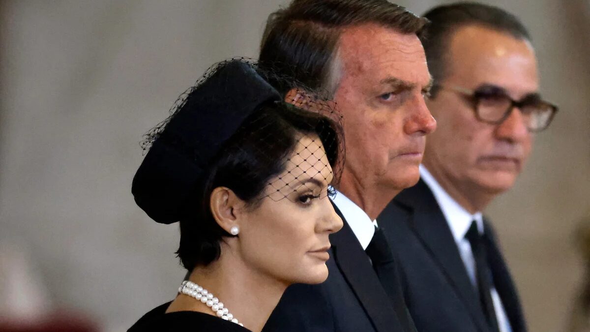 ‘Presa’ com Jair, Michelle Bolsonaro tem dificuldade de articular candidatura 