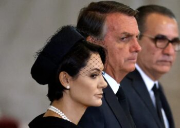 ‘Presa’ com Jair, Michelle Bolsonaro tem dificuldade de articular candidatura 