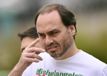 Metade dos catarinenses vê ‘oportunismo’ de Carlos Bolsonaro, indica pesquisa