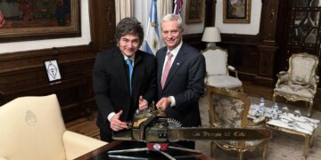 Kast se reunirá com Milei na 1ª viagem como presidente do Chile