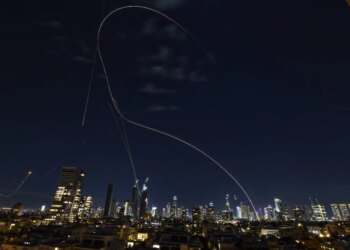 Irã ataca Israel e Trump ameaça bombardear pontes e usinas elétricas