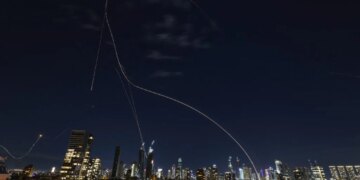 Irã ataca Israel e Trump ameaça bombardear pontes e usinas elétricas