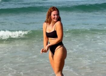 Paolla Oliveira posa de maiô em praia no feriado