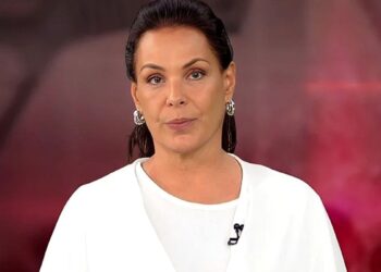 Record demite Carolina Ferraz e define nova apresentadora