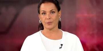 Record demite Carolina Ferraz e define nova apresentadora