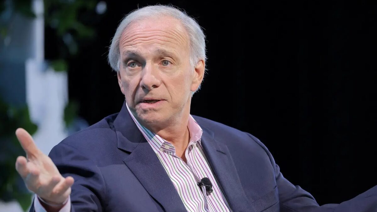EUA estão em estagflação e corte de juros agora seria erro grave, alerta Ray Dalio