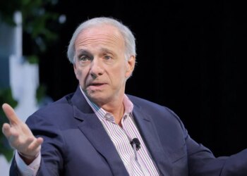 EUA estão em estagflação e corte de juros agora seria erro grave, alerta Ray Dalio