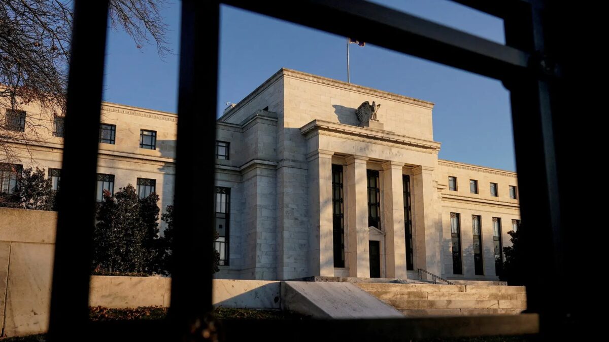 Fed diz que guerra no Irã adiciona alto nível de incerteza e que inflação é elevada