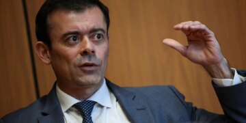 Governo vê trajetória da dívida menos pressionada com meta de superávit maior
