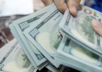 Dólar fecha abaixo de R$ 5, e bolsa cai com cautela global