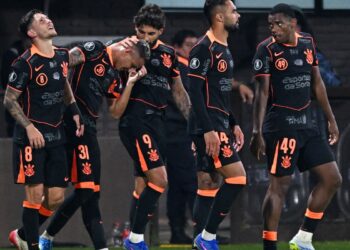 Corinthians derrota Platense na Libertadores na estreia de Diniz