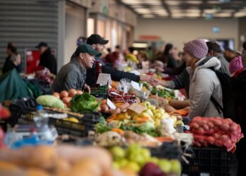 Inflação anual da zona do euro acelera a 3% e pressiona debate sobre juros no BCE