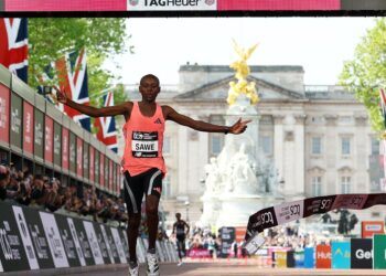 Queniano se torna primeiro atleta a correr maratona abaixo de 2 horas