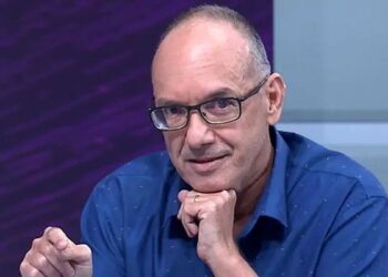 Comentarista da Globo volta ao trabalho um mês após internação