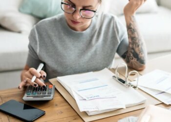 Crédito cresce, mas famílias pagam juros caros e dívidas ‘mordem’ 29% da renda