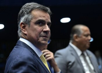 Ciro Nogueira, que apoiou Jair em 2022, pressiona Flávio Bolsonaro a moderar discurso para viabilizar aliança