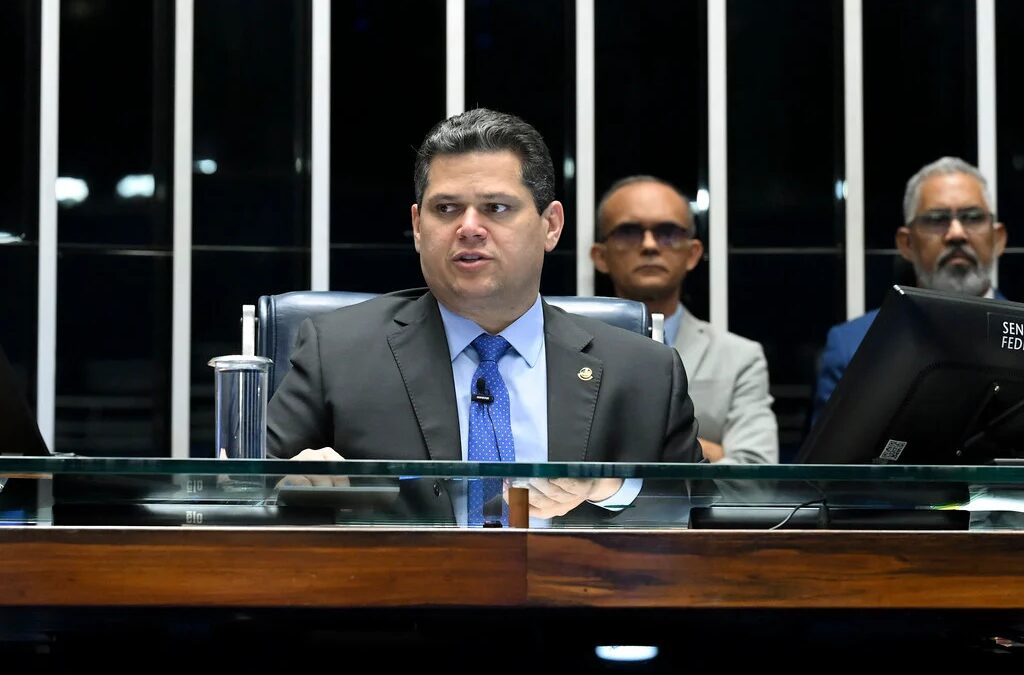 O aceno de Alcolumbre a bolsonaristas sobre sessão para derrubar o veto de Lula ao PL da Dosimetria