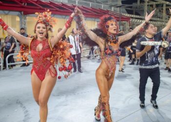 Conheça Aline Azevedo, musa da bateria ao lado de Sabrina Sato