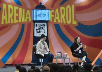 Julia Quinn de Bridgerton leva multidão de fãs para Bienal Bahia