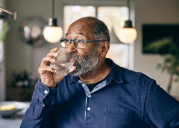 Hepatologista diz a quantidade de água ideal para a saúde do fígado