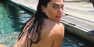 Mariana Goldfarb surge de topless e rouba a cena em nova foto