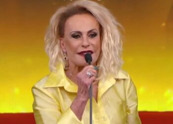 Ana Maria Braga faz pedido ao receber troféu no SBT