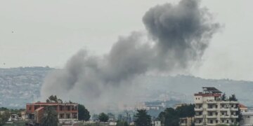Israel ataca o sul do Líbano e Hezbollah anuncia lançamento de foguetes