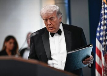 Trump diz que ataque em jantar não o ‘dissuadirá’ da guerra com o Irã