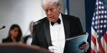 Trump diz que ataque em jantar não o ‘dissuadirá’ da guerra com o Irã