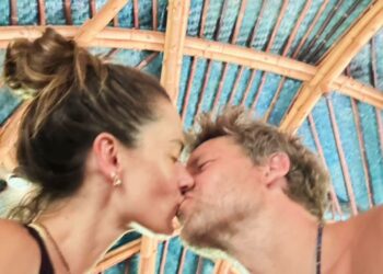 Alessandra Ambrosio protagoniza beijo romântico com o namorado Buck Palmer em viagem a Bali