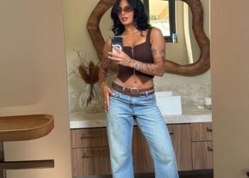 Ana Castela inicia álbum de abril com selfie estilosa no espelho e celebra fase: "Mês gente boa"