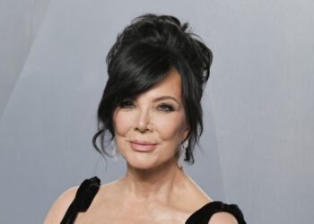 Aos 70 anos, Kris Jenner nega insatisfação com plástica e defende cirurgião: "Mentira descarada"