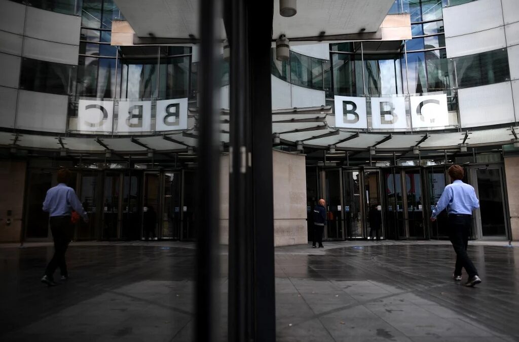 ‘BBC’ demite apresentador investigado há anos por denúncias de agressões sexuais