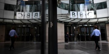 ‘BBC’ demite apresentador investigado há anos por denúncias de agressões sexuais