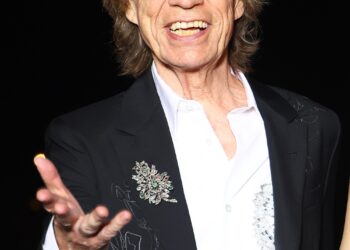 Biografia revela episódio crítico com Mick Jagger envolvendo overdose nos anos 1970
