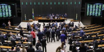 Câmara aprova em 1º turno PEC que garante recursos mínimos para assistência social