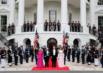Camilla opta por não usar tiara em jantar oficial na Casa Branca, diferentemente de Elizabeth II em 2007