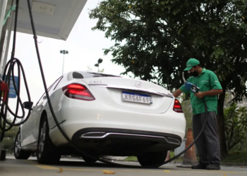 Varejo cresce em março, com ajuda de combustíveis, aponta índice da Stone