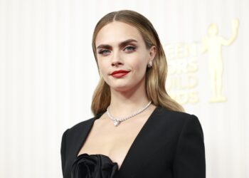 Cara Delevingne aposta na música e confirma turnê internacional de estreia