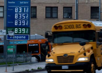 Preço da gasolina nos EUA tem ligeira redução, mas continua acima de US$ 4 por galão