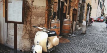 Como fazer um tour guiado de Vespa em Roma