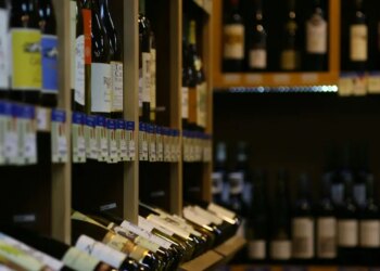 Como levar vinho no avião: conheça as regras dentro e fora do Brasil