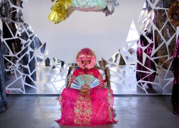 Conheça A TRANSÄLLIEN, a artista multisensorial que fez de si mesma sua primeira grande obra