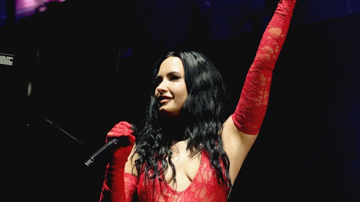 Demi Lovato emociona ao detalhar reencontro com Selena Gomez e Joe Jonas após shows esgotados