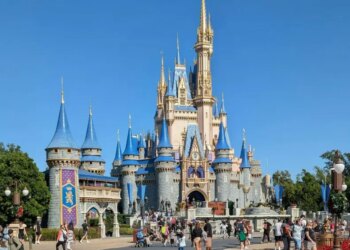 Disney lança ingresso mais barato com entrada nos parques a partir das 14h