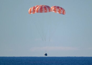 Astronautas da Artemis II pousam no Oceano Pacífico