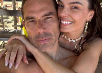 Em Trancoso, Marcus Buaiz abre álbum de fotos com Isis Valverde e se declara: "Com ela é assim"