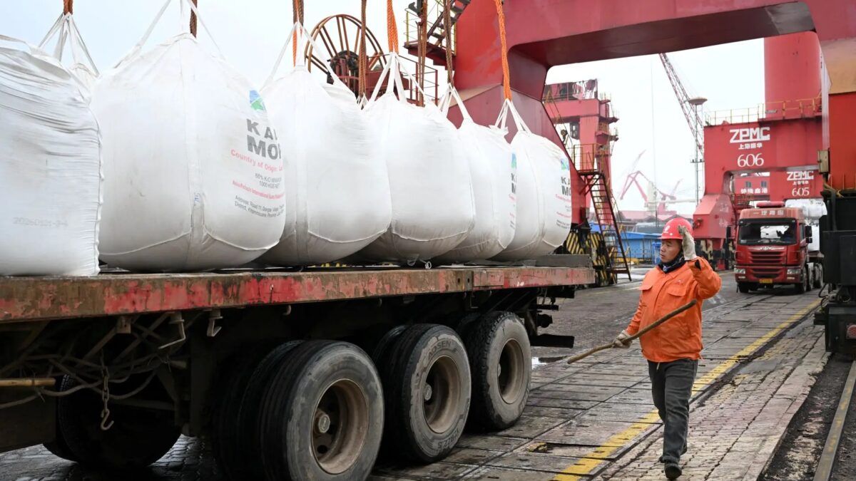 Rússia aproveita crise em Ormuz e usa acesso a fertilizantes como pressão para apoio
