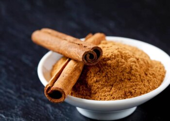 Banho de canela com açúcar: o ritual para atrair proteção e sedução